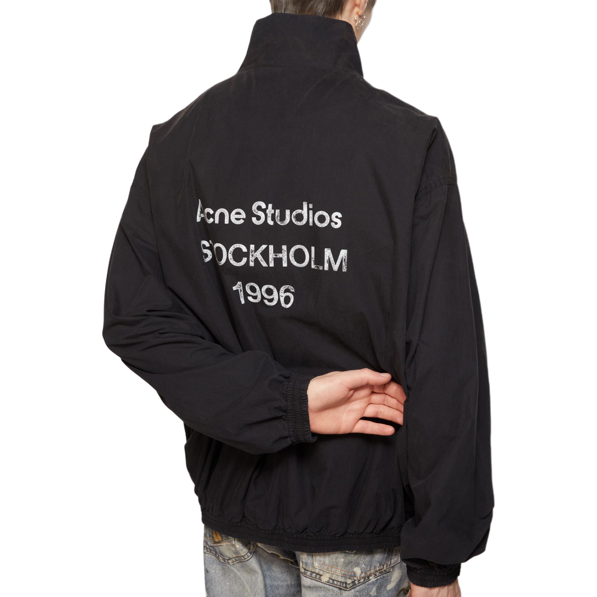 Shop Chaqueta Unisex Acne Studios FW24 1996 Negra Lavada con Logo y Corte Relajado. B90791-900