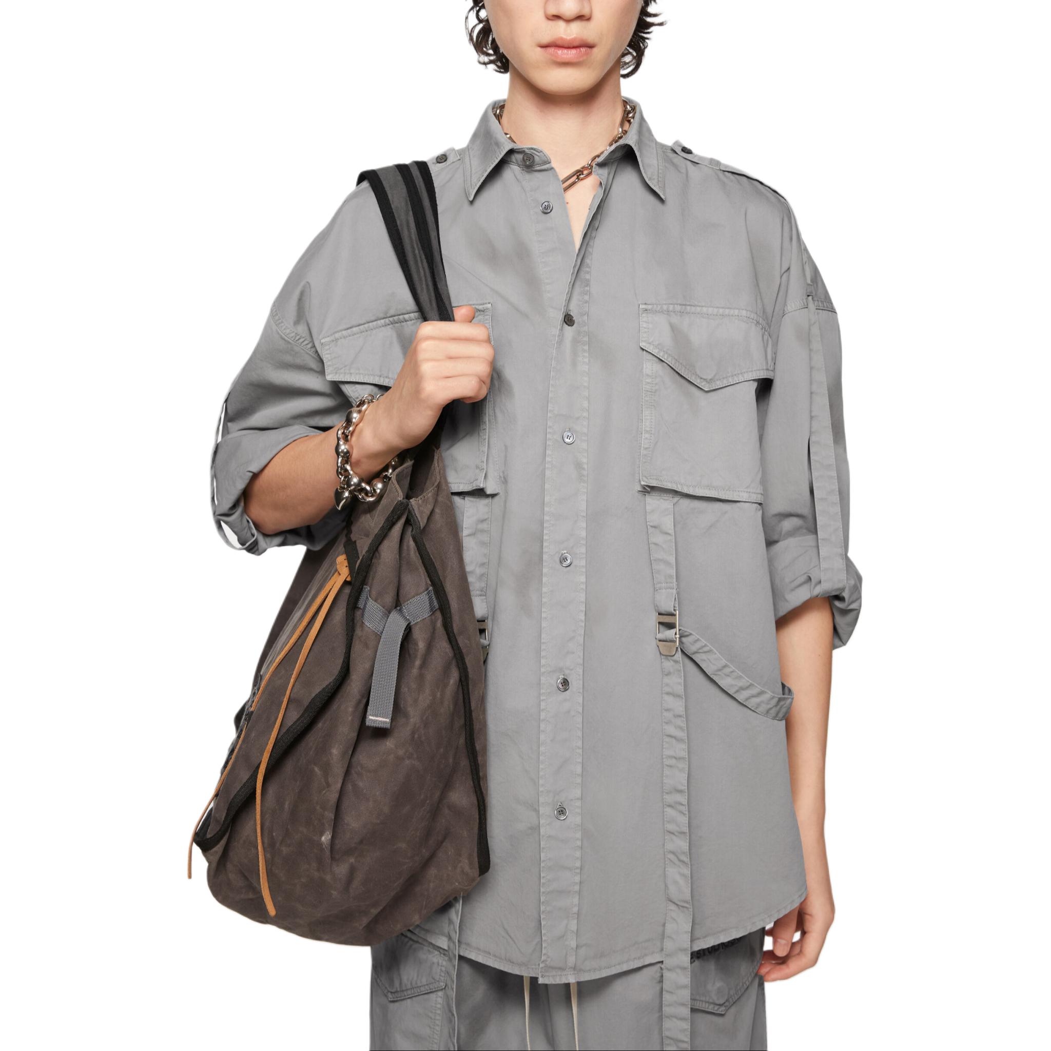 Lookbook Acne Studios FW24 Kemeja Lengan Panjang Kelabu Kasual Minimalis. BB0603-DLH