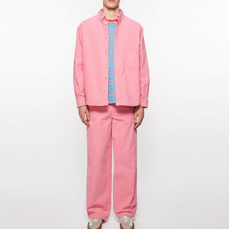 Lookbook Acne Studios FW24 Kemeja Oversized Face Pink Unisex dengan Bahu Jatuh. C90164-CKQ