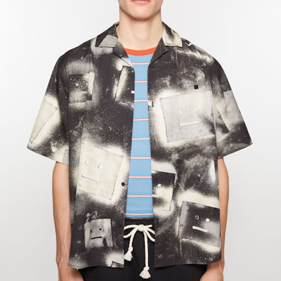 Camisa Unisex Oversize Acne Studios FW24 con Estampado Negro/Blanco de Manga Corta CB0091-J83 Lookbook Camisa Unisex Oversize Acne Studios FW24 con Estampado Negro/Blanco de Manga Corta CB0091-J83