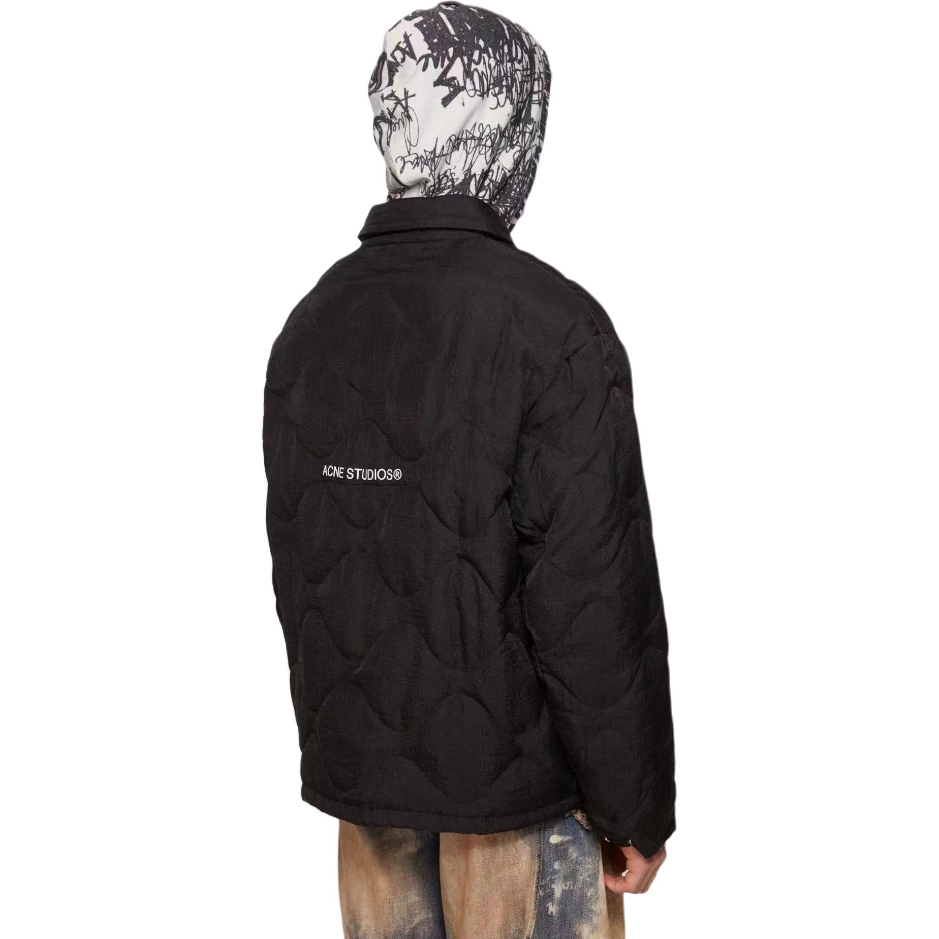 Lookbook Chaqueta Acolchada Acne Studios FW24 con Cremallera y Cuello - Negra. B90764-900