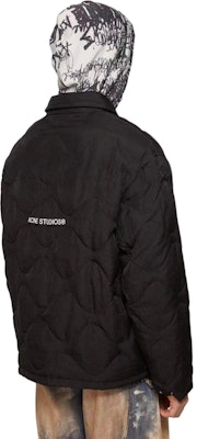 Chaqueta Acolchada Acne Studios FW24 con Cremallera y Cuello - Negra. B90764-900 Lookbook Chaqueta Acolchada Acne Studios FW24 con Cremallera y Cuello - Negra. B90764-900