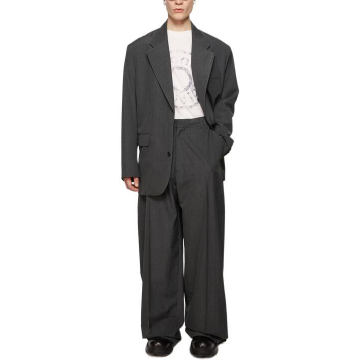 Lookbook Pantalones de Traje Acne Studios FW24 Rayados Pierna Ancha Gris Carbón Hombre. BK0632-AA2