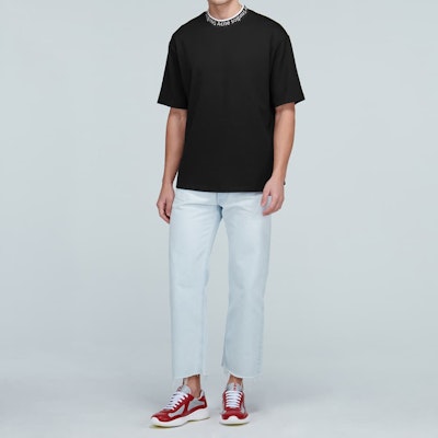 Acne Studios Kaos Pria Loose Fit Hitam dengan Logo Jacquard di Kerah BL0221-900 Lookbook Acne Studios Kaos Pria Loose Fit Hitam dengan Logo Jacquard di Kerah BL0221-900