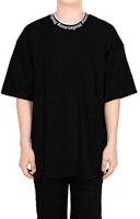 아크네 스튜디오 남성 루즈핏 블랙 로고 넥라인 티셔츠. BL0221-900 Sizing 아크네 스튜디오 남성 루즈핏 블랙 로고 넥라인 티셔츠. BL0221-900