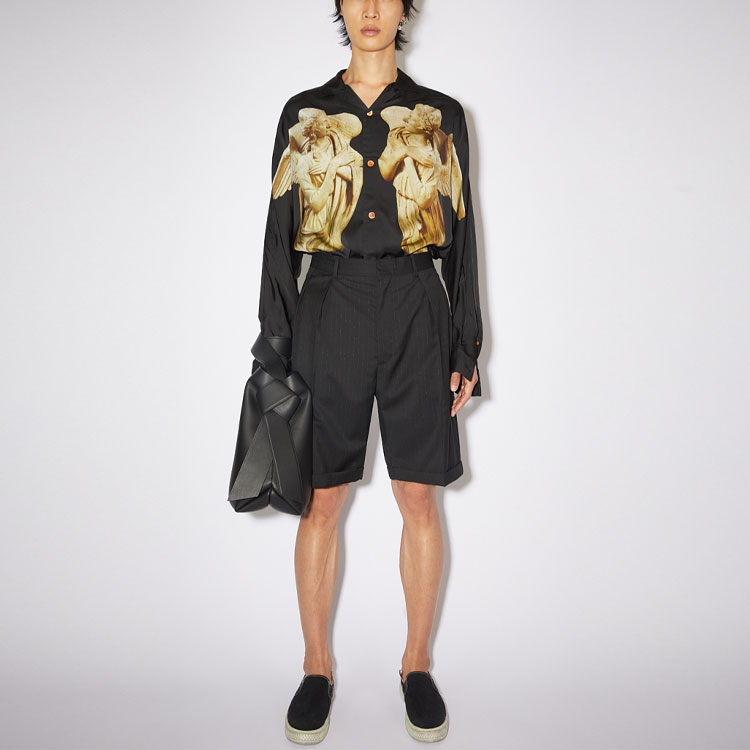 Lookbook Acne Studios SS22 Celana Pendek Casual Hitam Polos Kancing. BE0102-900