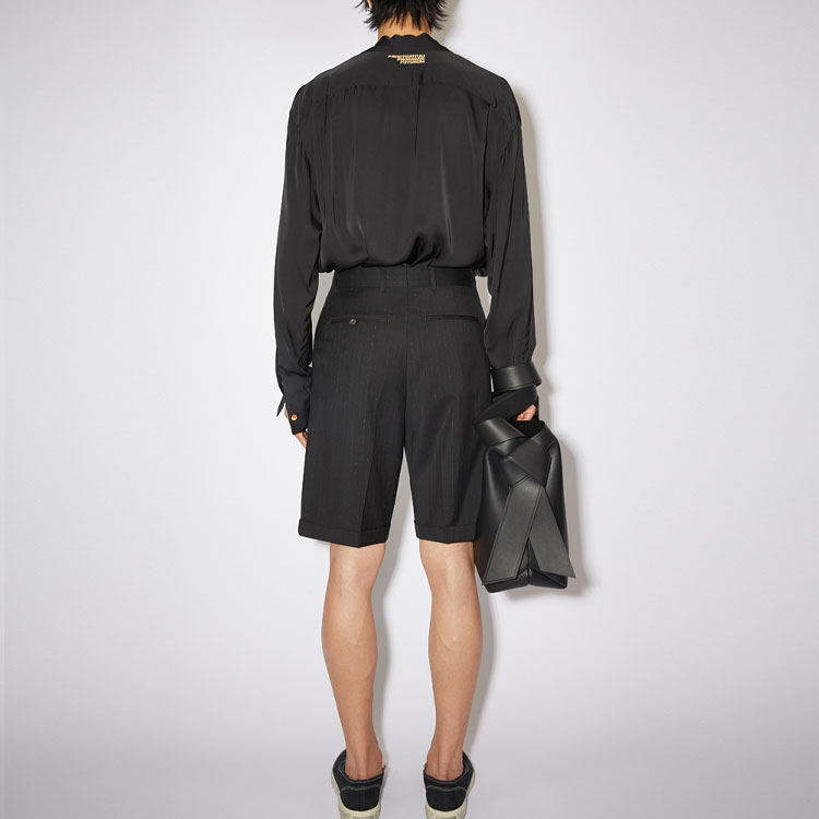 Shop Acne Studios SS22 Celana Pendek Casual Hitam Polos Kancing. BE0102-900