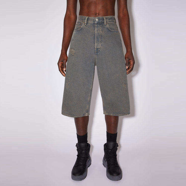 Lookbook Acne Studios SS22 做旧蓝色牛仔短裤. BE0110-AFY