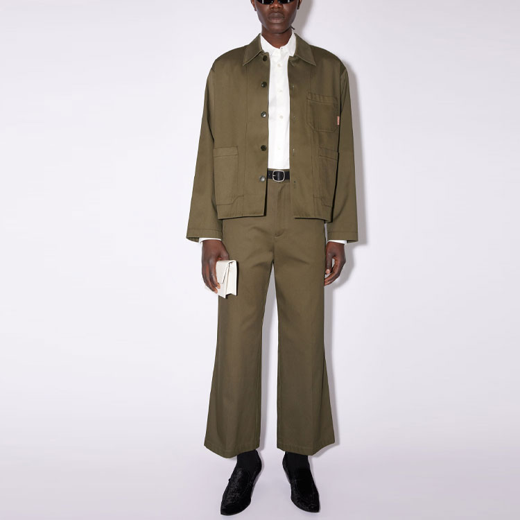 Lookbook Acne Studios SS22 Jaket Kemeja Lengan Panjang Hijau dengan Saku. B90642-AB6044