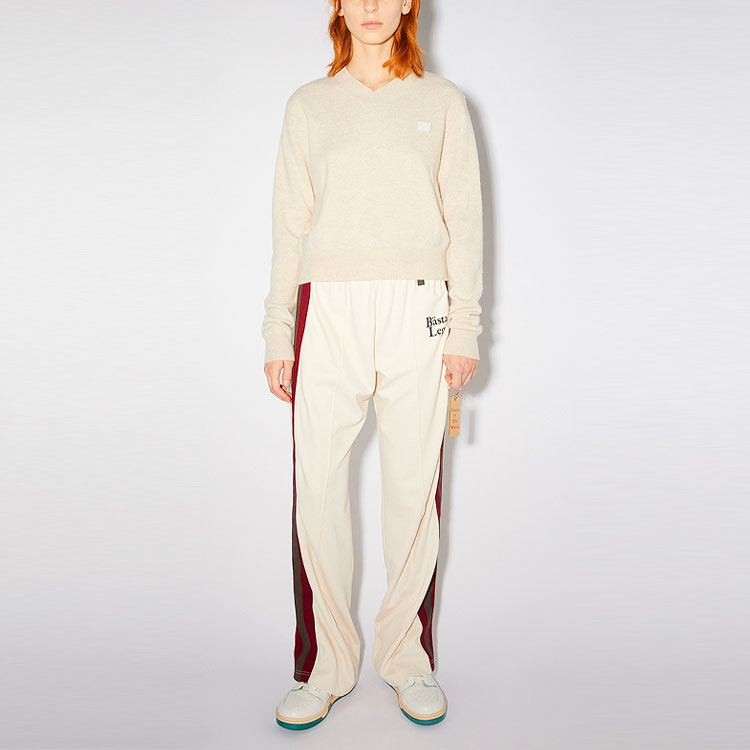 Lookbook Acne Studios SS22 Sweater Oatmeal V-Leher Wool Unisex dengan Patch Logo. C60048-633