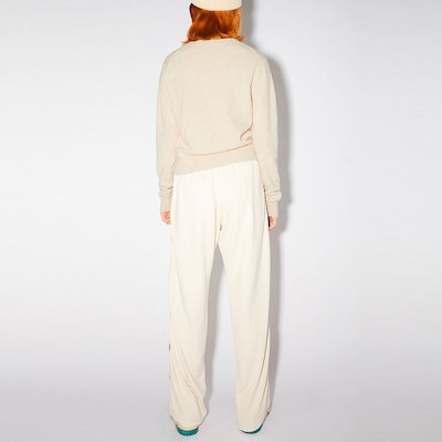 Acne Studios SS22 Sweater Oatmeal V-Leher Wool Unisex dengan Patch Logo. C60048-633 Shop Acne Studios SS22 Sweater Oatmeal V-Leher Wool Unisex dengan Patch Logo. C60048-633