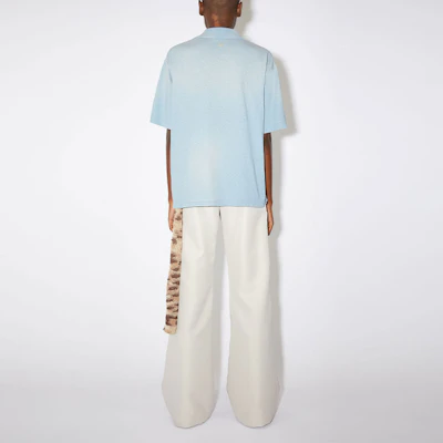 아크네 스튜디오 SS22 유니섹스 페이스 로고 자수 폴로 셔츠 미스티 블루. CL0116-AAT Shop 아크네 스튜디오 SS22 유니섹스 페이스 로고 자수 폴로 셔츠 미스티 블루. CL0116-AAT