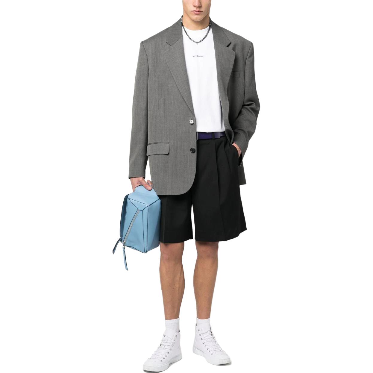 Lookbook Celana Pendek Jas Acne Studios SS23 Hitam Polos dengan Detail Lipit. BE0125-900