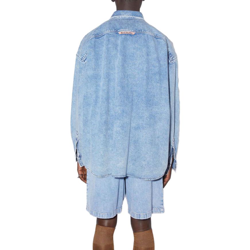 Shop Acne Studios SS23 靛藍色扣扣丹寧長袖襯衫 FNMNSHIR000664