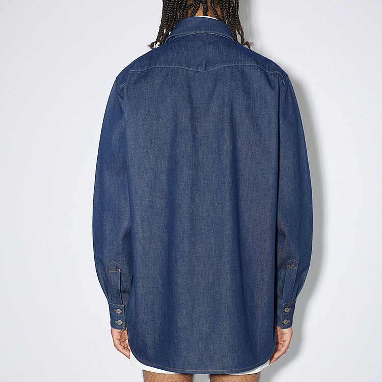 Shop Acne Studios SS23 靛藍單排扣寬鬆長袖牛仔襯衫。 BB0510-135