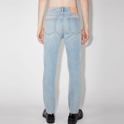 アクネ ストゥディオズ SS23 ライトブルー ミッドライズ テーパード スリムフィット ジーンズ B00297-228 Shop アクネ ストゥディオズ SS23 ライトブルー ミッドライズ テーパード スリムフィット ジーンズ B00297-228