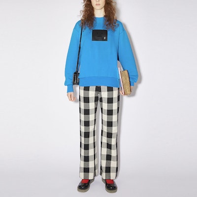 Acne Studios SS23 男女徽章標誌寶石藍色套頭衫毛衣。 CI0120-CS0 Shop Acne Studios SS23 男女徽章標誌寶石藍色套頭衫毛衣。 CI0120-CS0