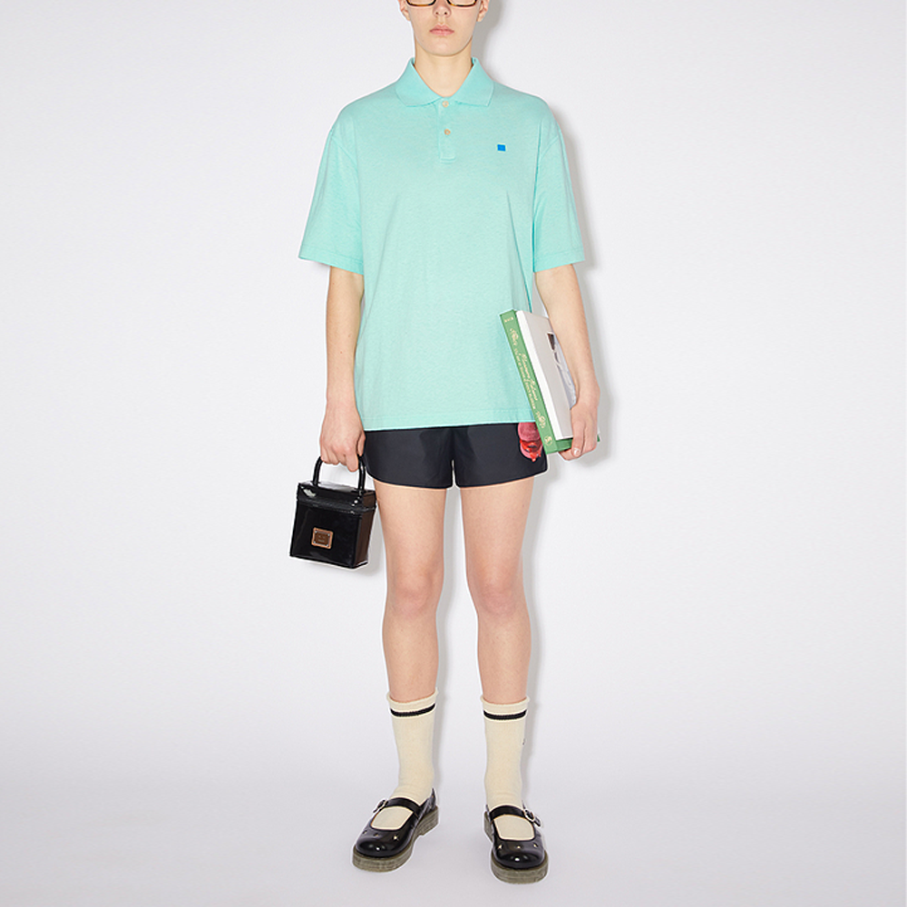 Lookbook Acne Studios SS23 Unisex Faded Face Patch Polo Shirt Hijau Laut. CL0116-BM7
