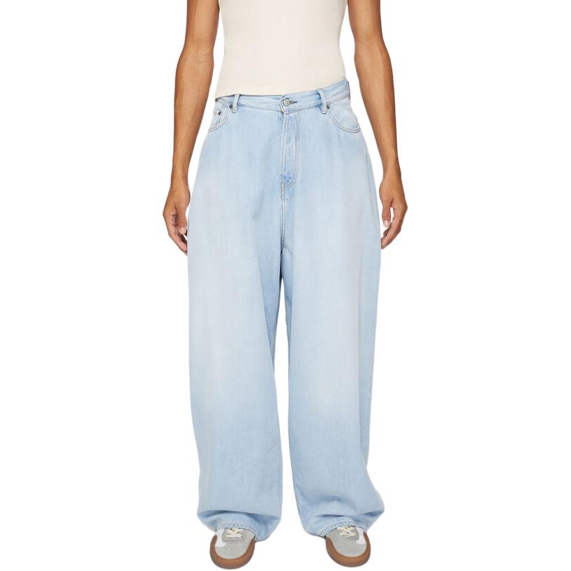 Lookbook アクネ ストゥディオズ SS24 ハイウエスト ウォッシュド ルーズフィット ジーンズ ライトブルー B00335-228