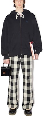 Acne Studios SS24 Hoodie Oversized Unisex Hitam dengan Resleting Depan. CI0130-900 Lookbook Acne Studios SS24 Hoodie Oversized Unisex Hitam dengan Resleting Depan. CI0130-900