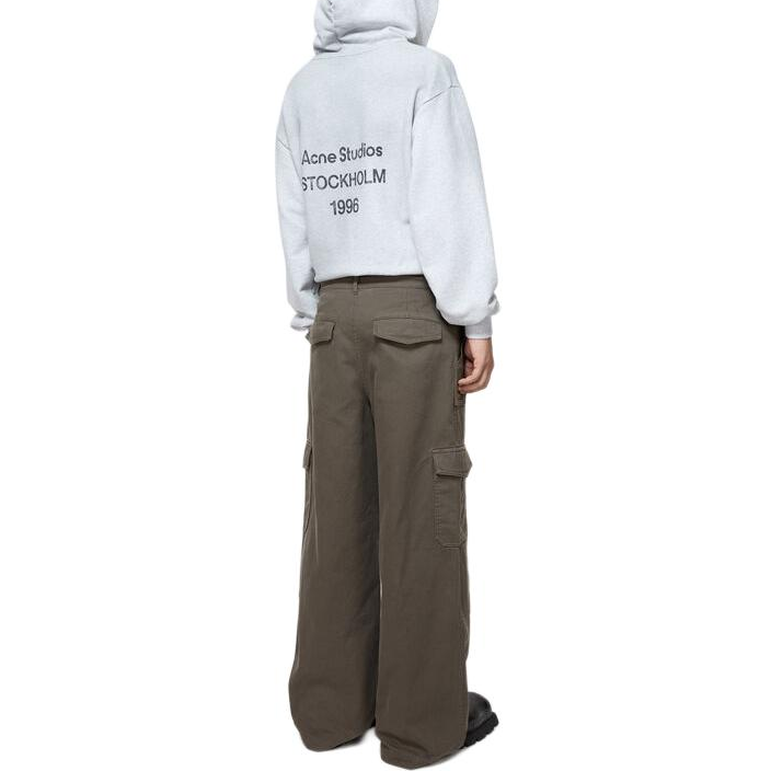 Shop Pantalones rectos relajados Acne Studios SS24 verde caqui con múltiples bolsillos para hombre. BK0589-AB6