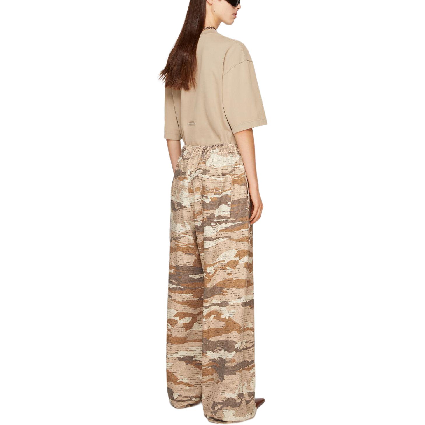 Shop Pantalones unisex Acne Studios SS24 sueltos camuflaje marrón con logo de cristal. CK0106-CA8