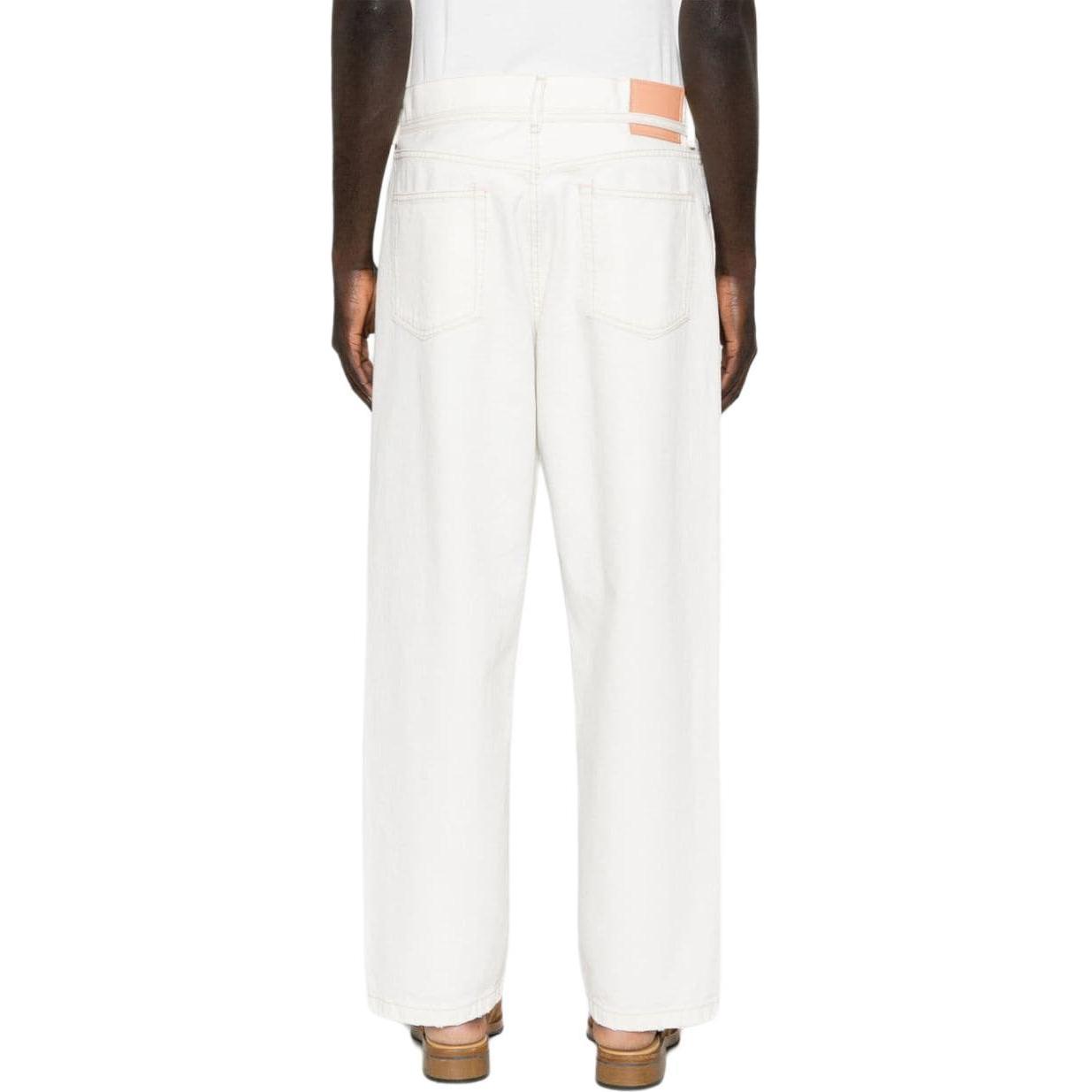 Shop アックネ スタジオス SS24 ホワイト テーパードフィット ジーンズ コントラストステッチ バックロゴパッチ C00062-AEG