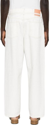 アックネ スタジオス SS24 ホワイト テーパードフィット ジーンズ コントラストステッチ バックロゴパッチ C00062-AEG Shop アックネ スタジオス SS24 ホワイト テーパードフィット ジーンズ コントラストステッチ バックロゴパッチ C00062-AEG