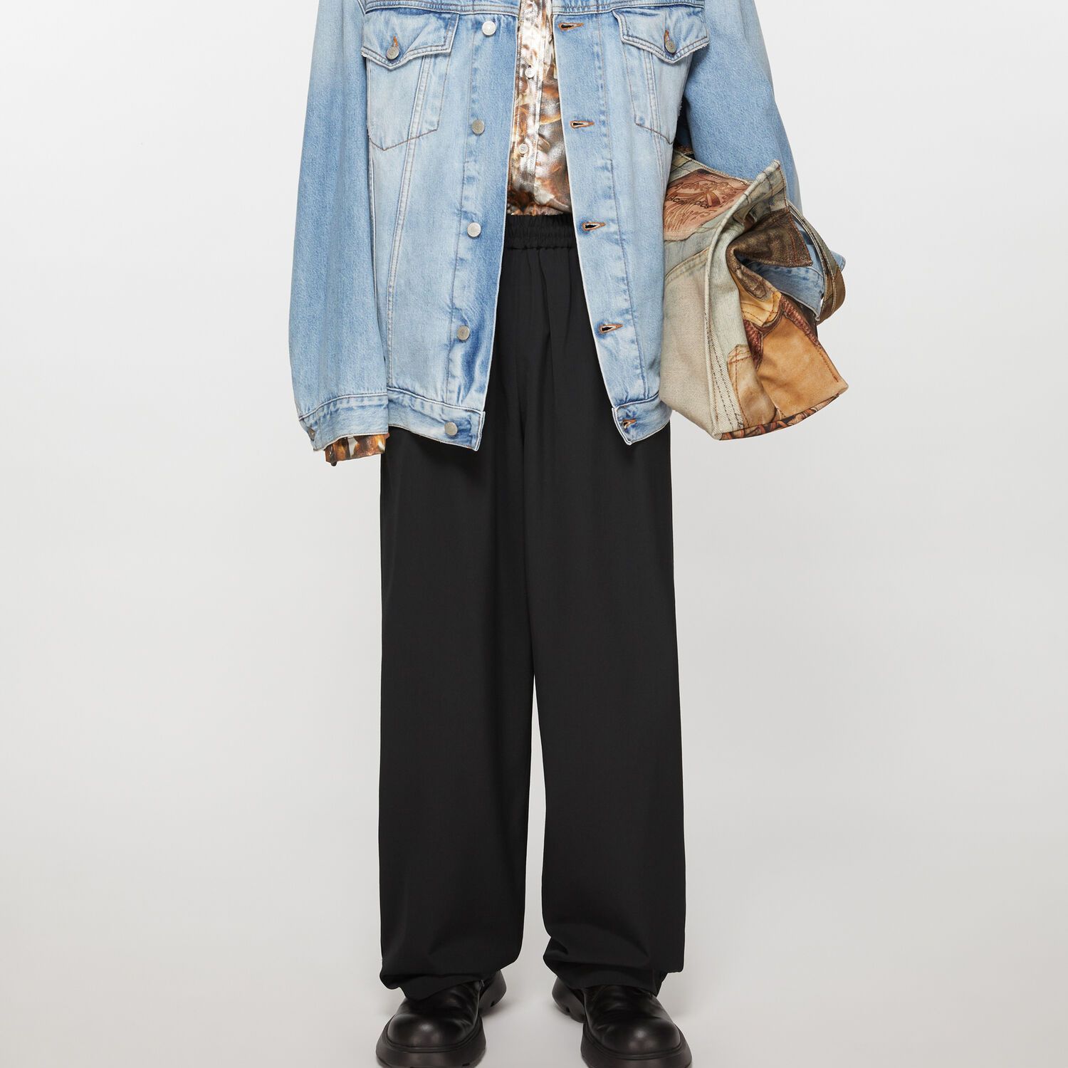 Lookbook Pantalones Negros Unisex Acne Studios, Corte Relajado, Cintura Elástica y Pierna Recta. BK0593-900