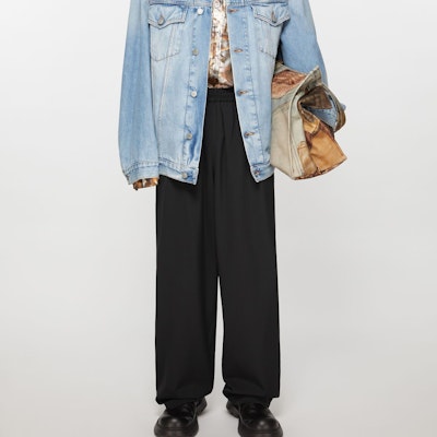 Pantalones Negros Unisex Acne Studios, Corte Relajado, Cintura Elástica y Pierna Recta. BK0593-900 Lookbook Pantalones Negros Unisex Acne Studios, Corte Relajado, Cintura Elástica y Pierna Recta. BK0593-900