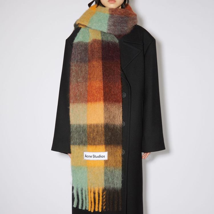 Lookbook Acne Studios Selendang Bulu Unisex Coklat Logo Corak Kotak. UX-SCAR000115