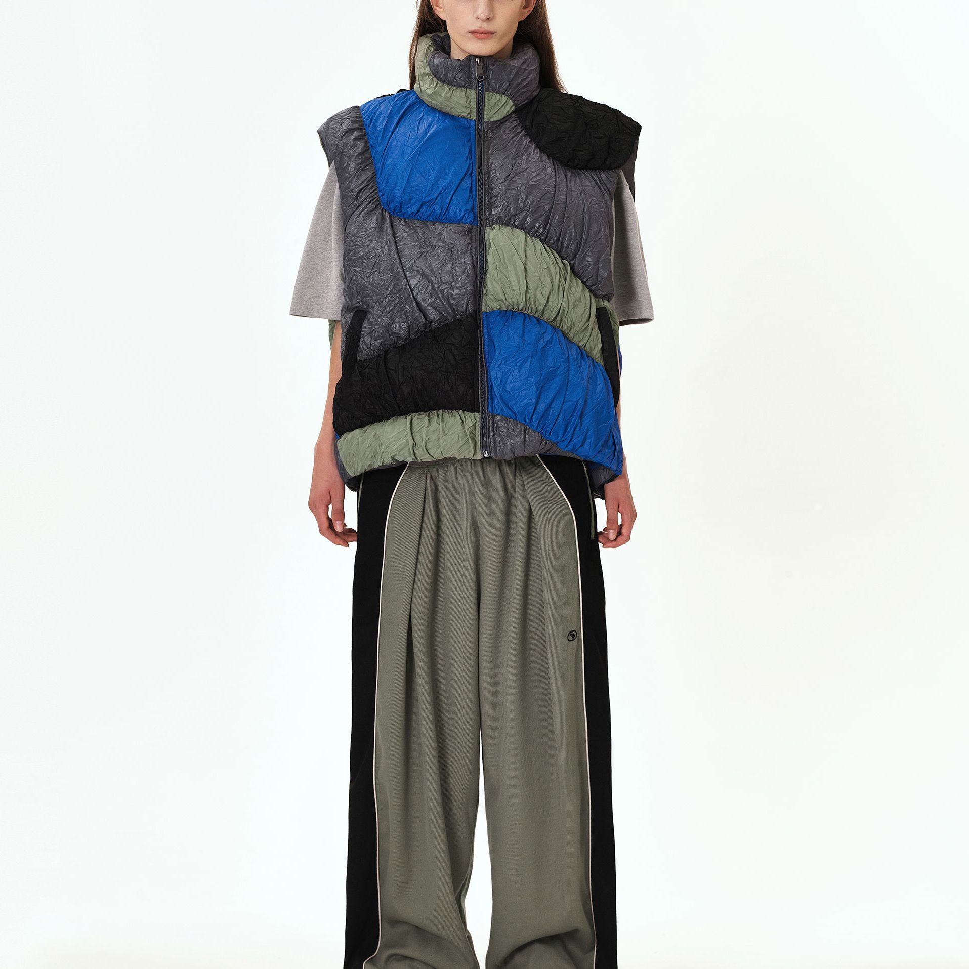 Shop ADER ERROR不对称拼接混合面料背心男女同款卡其色 BMADFWDW0402MU