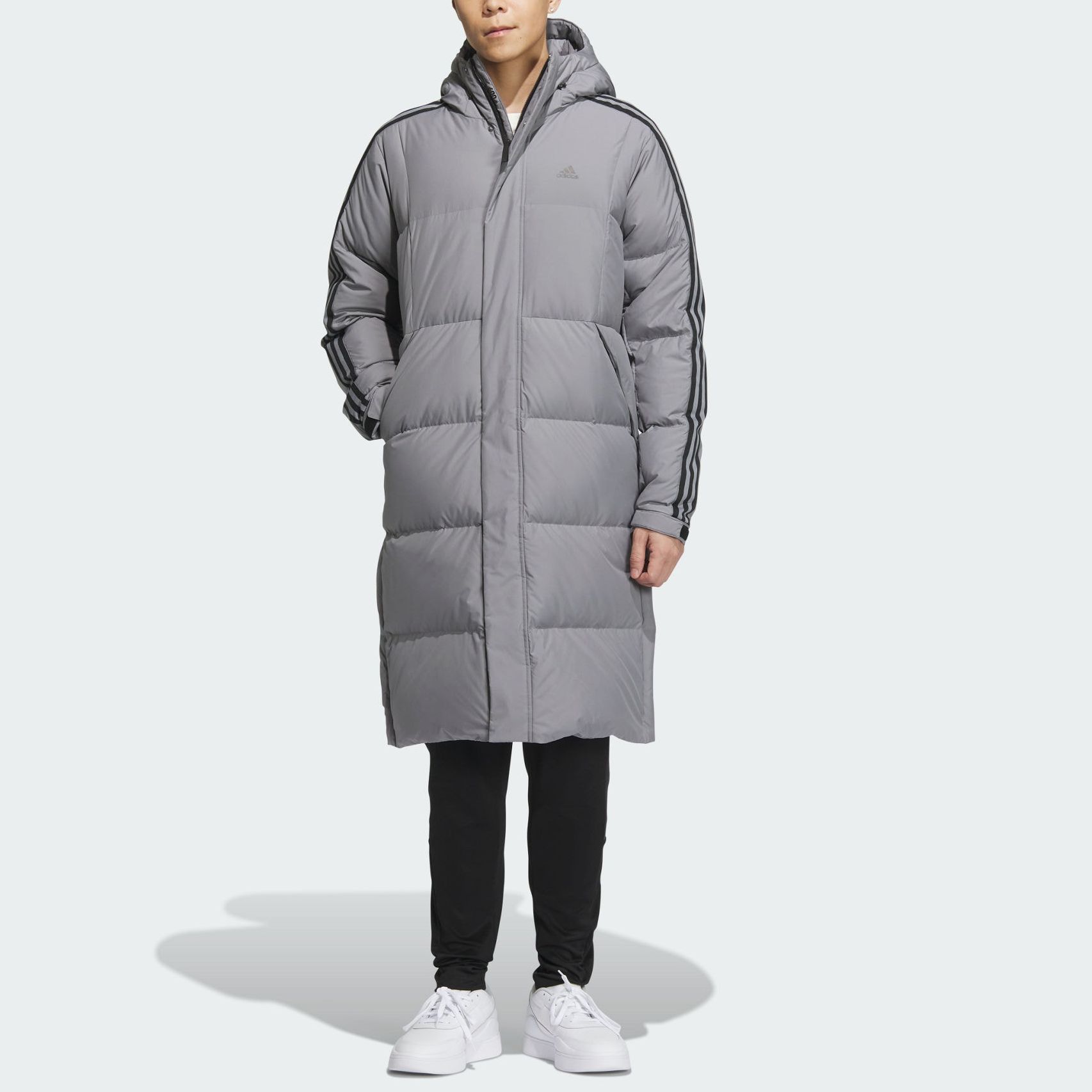 Lookbook アディダス 600 プーファージャケット グレー ストライプ柄 - アウトドアカジュアルウェア IT8715