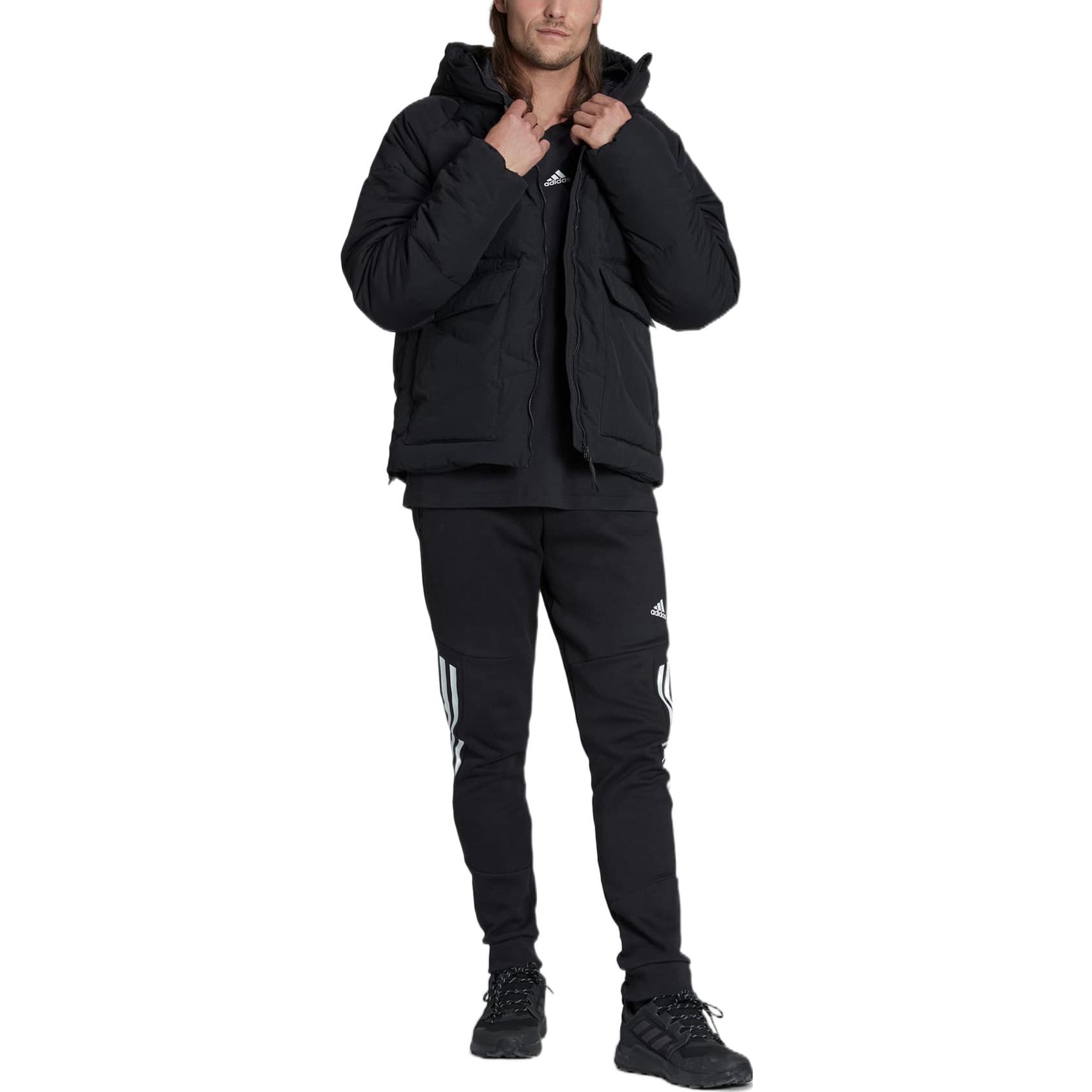 Lookbook adidas Jaket Puffer Hoodie Hitam Solid dengan Resleting. HN9930