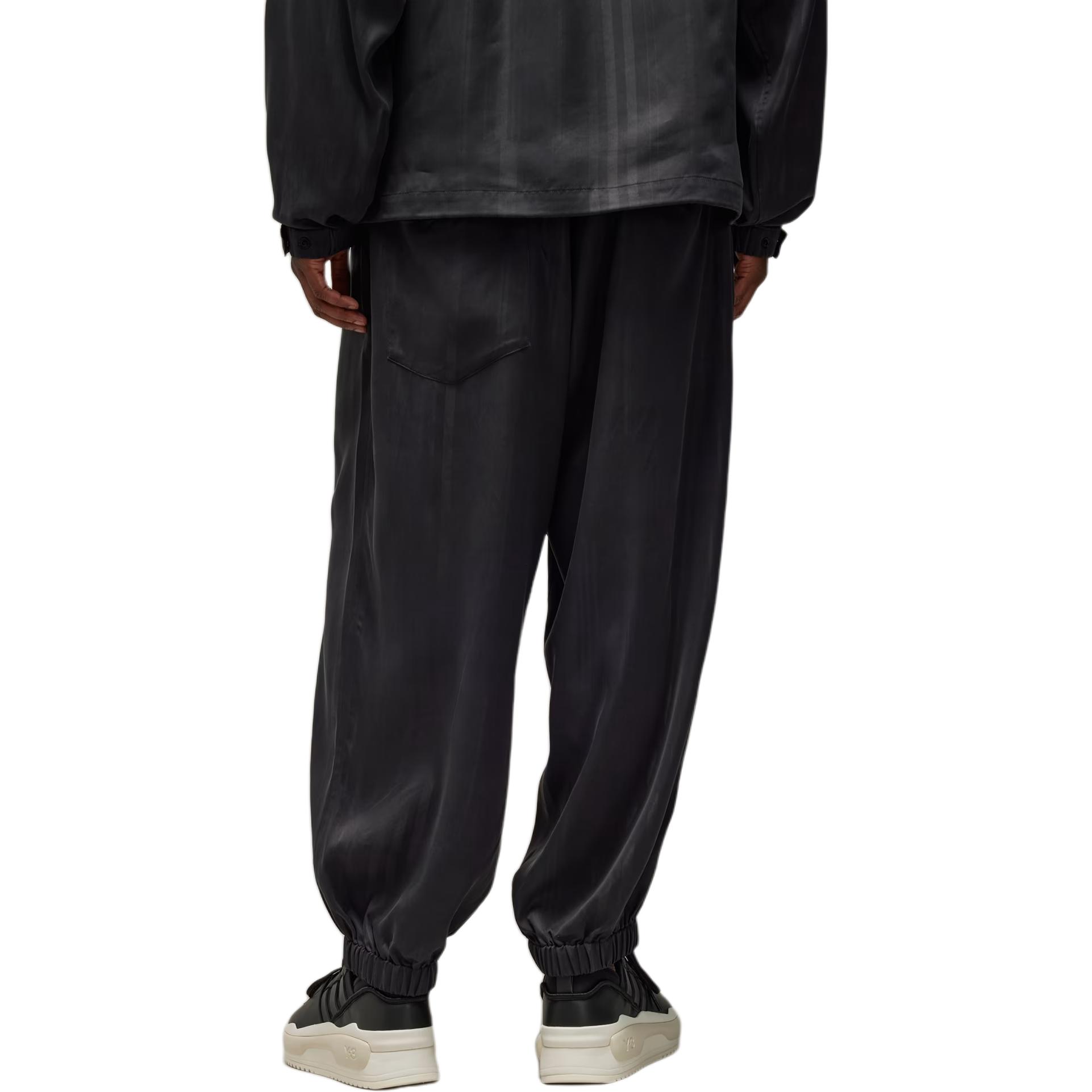 Shop 아디다스 블랙 루즈핏 아웃도어 드로스트링 조거 팬츠 IN4350