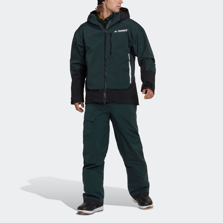 Lookbook adidas 綠色休閒寬鬆長褲附側邊條紋口袋 HI5524