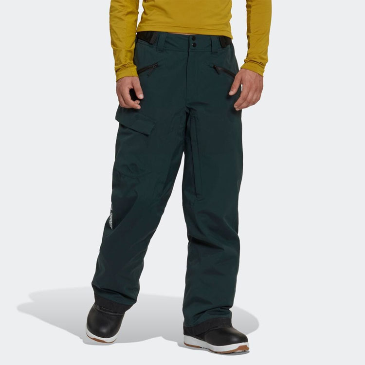 Shop adidas 綠色休閒寬鬆長褲附側邊條紋口袋 HI5524