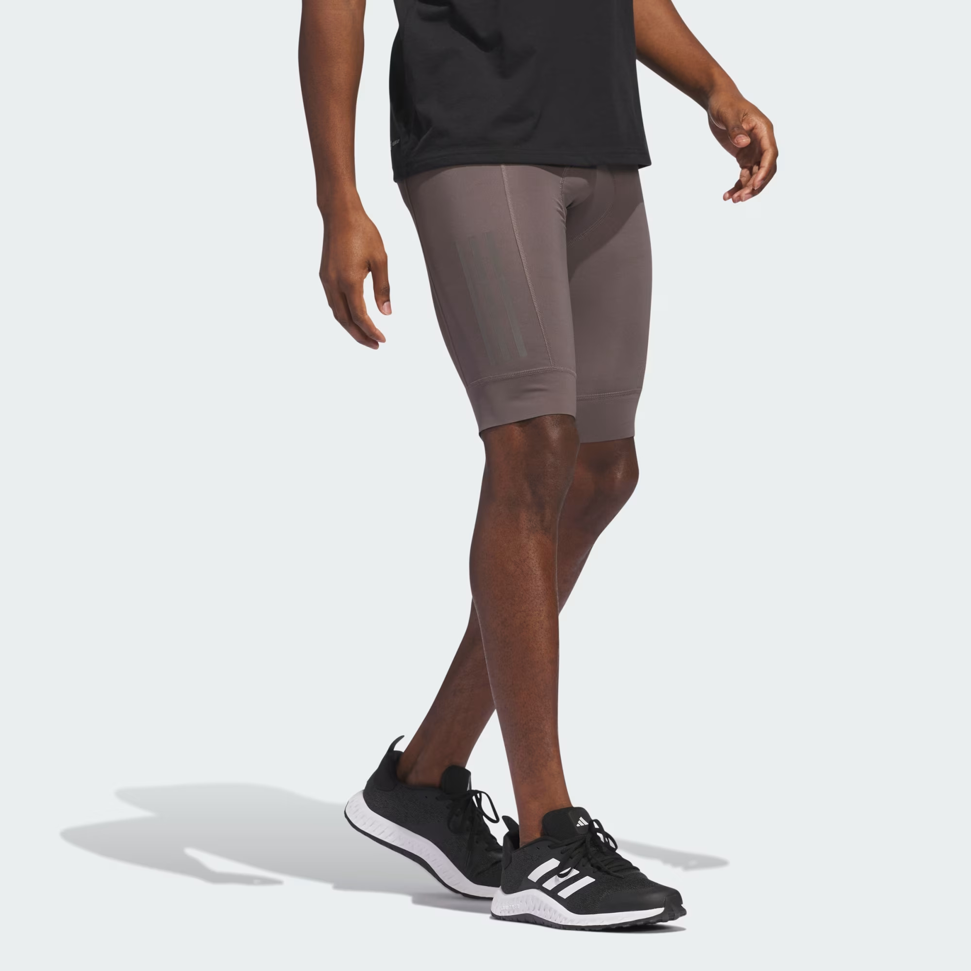 Purchase 阿迪达斯骑行短裤反光标志深灰色. IP2702