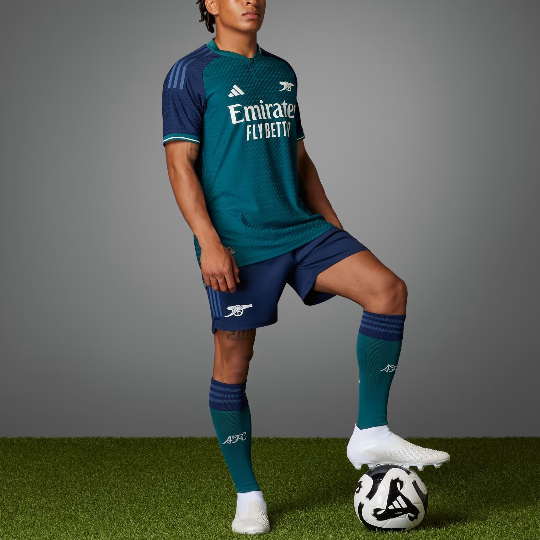 Shop adidas 復古字母印花短袖足球運動衫 IN1603