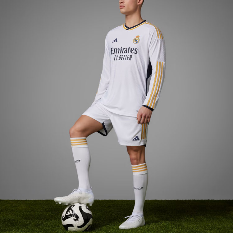 Shop adidas Jersi Bola Lengan Panjang Berjalur dengan Cetakan Huruf. IA9978