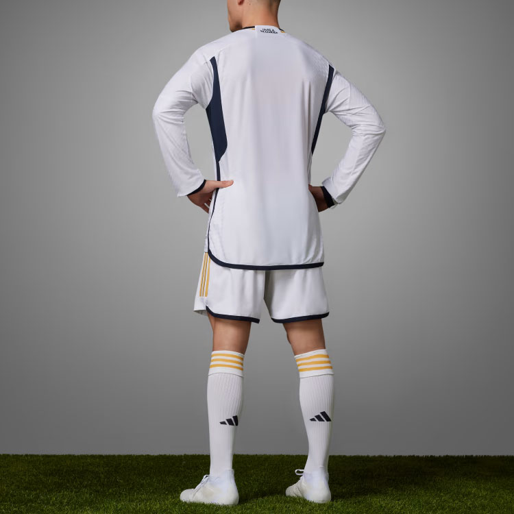 Purchase adidas Jersi Bola Lengan Panjang Berjalur dengan Cetakan Huruf. IA9978