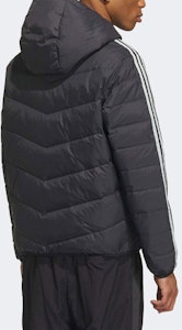 Chaqueta Acolchada Ligera con Capucha adidas Tres Rayas. IK7601 Shop Chaqueta Acolchada Ligera con Capucha adidas Tres Rayas. IK7601