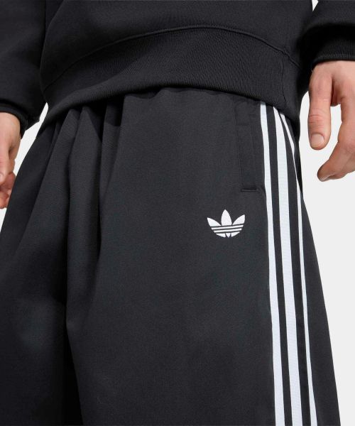 Shop Pantalones adidas Adicolor SST de sarga de algodón - Negro KR1387