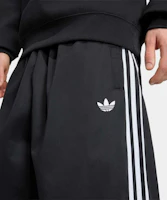 Shop Pantalones adidas Adicolor SST de sarga de algodón - Negro KR1387