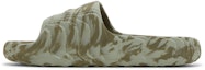 Lookbook adidas Adilette 22 'Olive Strata Camo' dalam Gaya Loreng Hijau HP6517