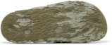 Shop adidas Adilette 22 'Olive Strata Camo' dalam Gaya Loreng Hijau HP6517