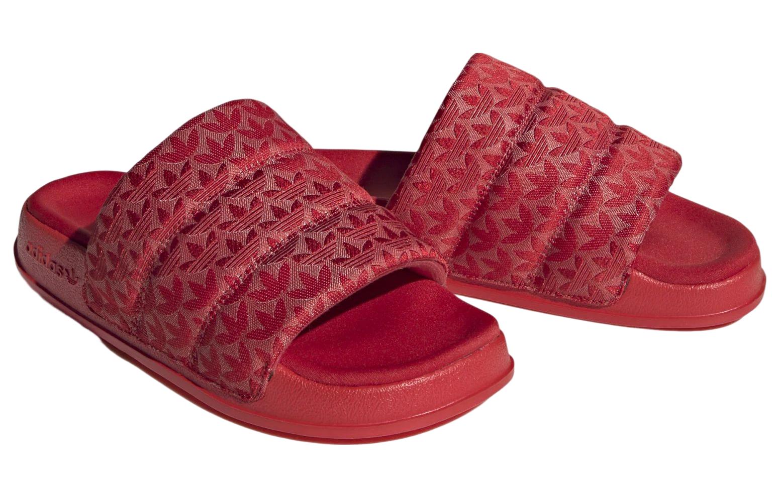 Lookbook 아디다스 아딜렛 에센셜 슬라이드 '트레포일 모노그램 - 스칼렛' HQ8776