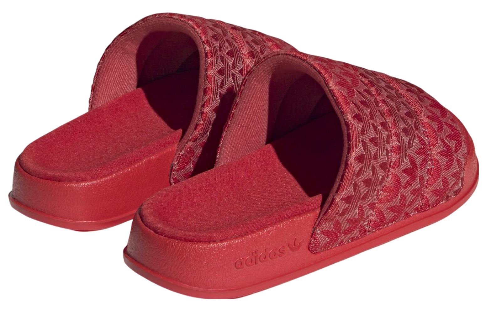 Shop 아디다스 아딜렛 에센셜 슬라이드 '트레포일 모노그램 - 스칼렛' HQ8776