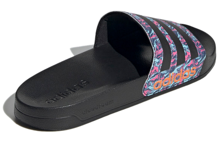 Shop adidas Adilette淋浴涼鞋 黑 草鞋