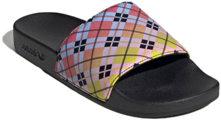 阿迪达斯 Adilette 格纹拖鞋 GW6091 Lookbook 阿迪达斯 Adilette 格纹拖鞋 GW6091